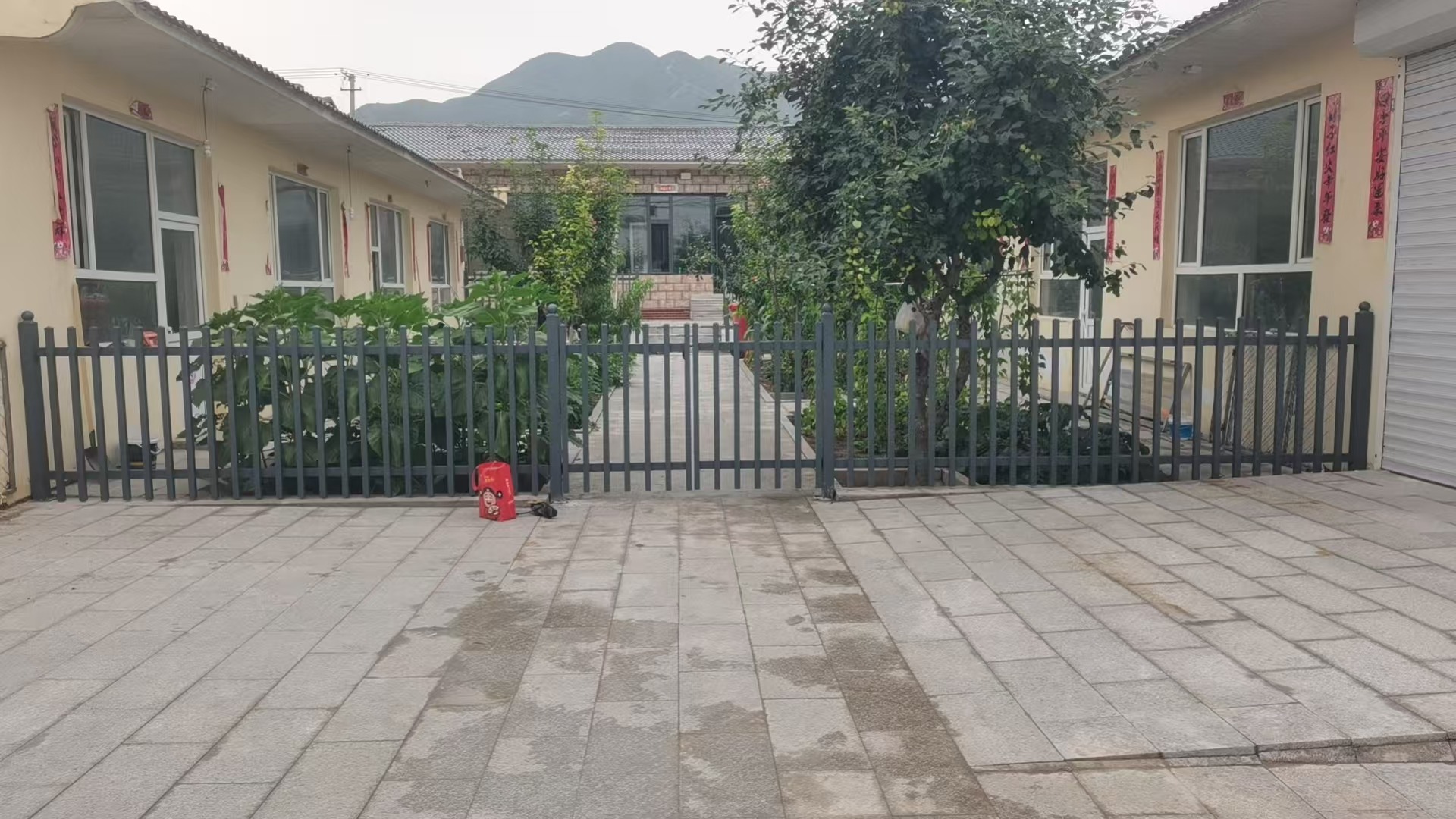 某農家小院鐵藝護欄安裝